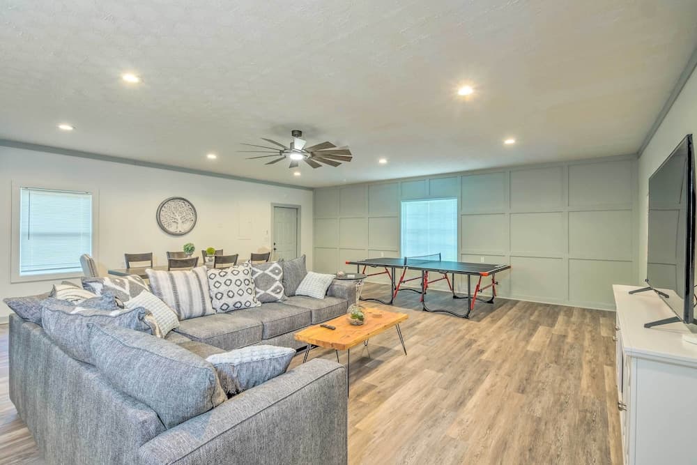 Stunning 2-building Rental - Walk to Marina!