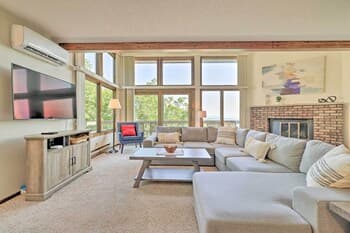 Tannersville Townhome w/ Wet Bar & Mountain Views!