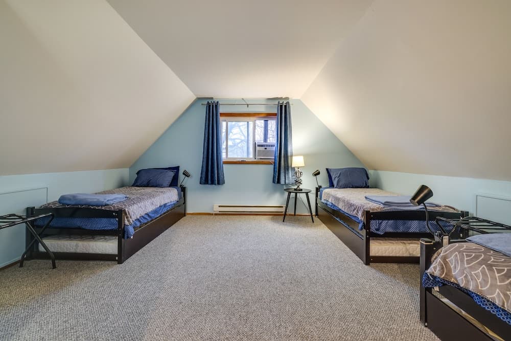 Poconos Chalet With Lake & Pool Access!