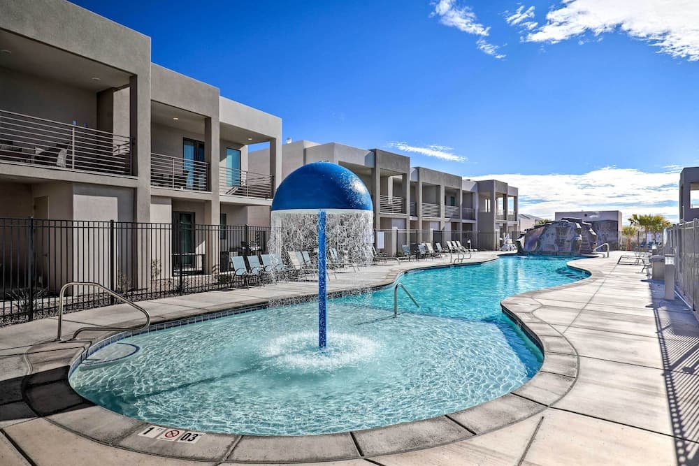 Sunny Resort Townhome + Balcony & Pool Access