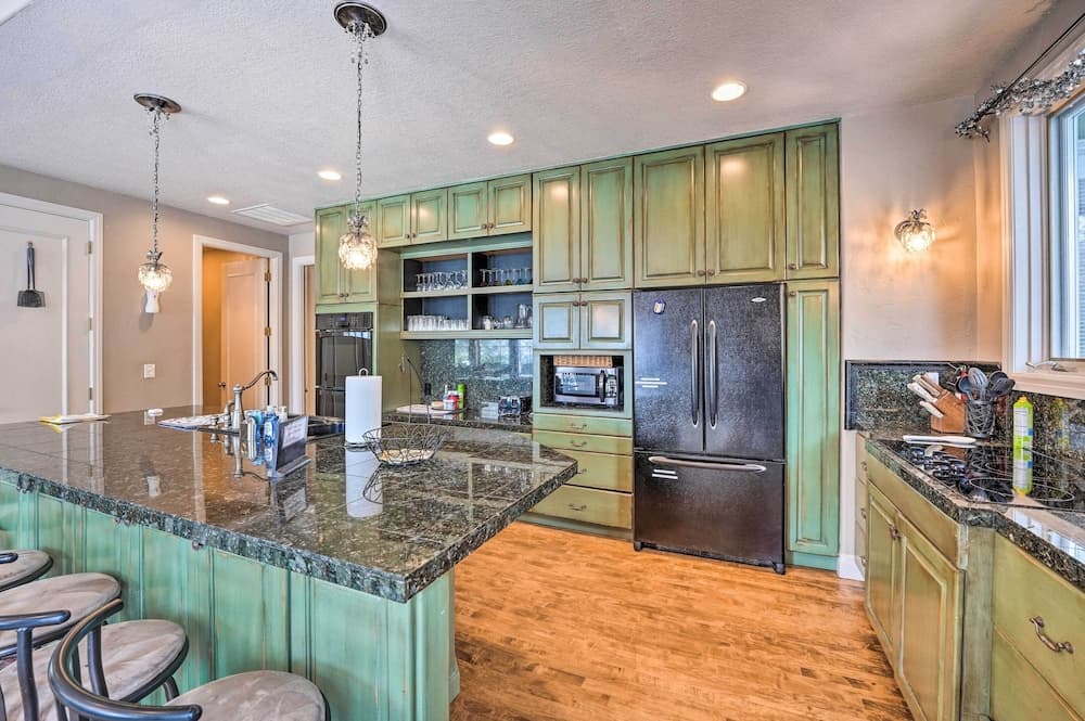 Hot Tub & Snake River Views at Twin Falls Home