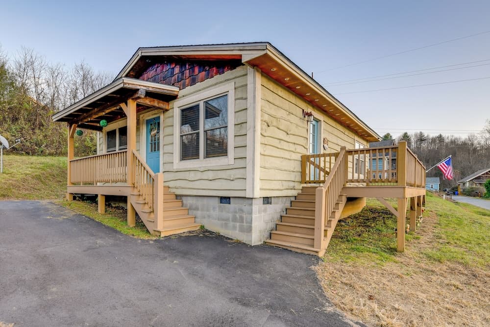 Waynesville Cabin Rental w/ Mountain Views