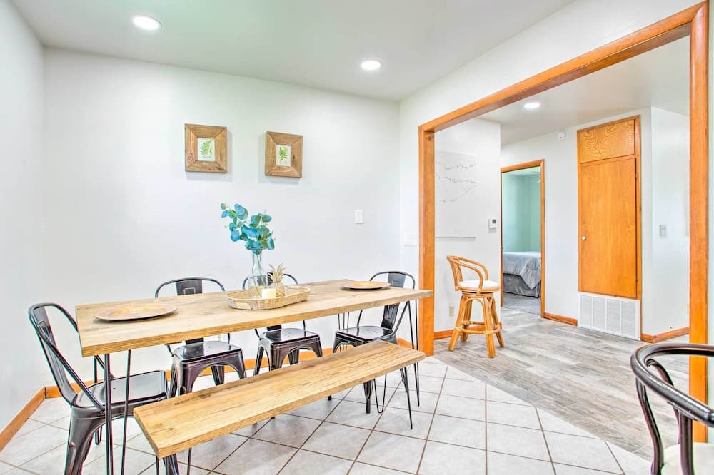 Woodward Home Near Crystal Beach Water Park!