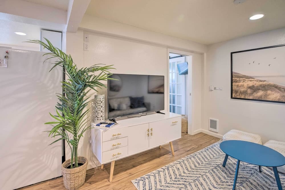 Rockaway Beach Condo - Beach Access Nearby!