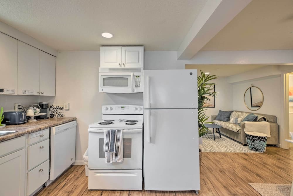 Rockaway Beach Condo - Beach Access Nearby!