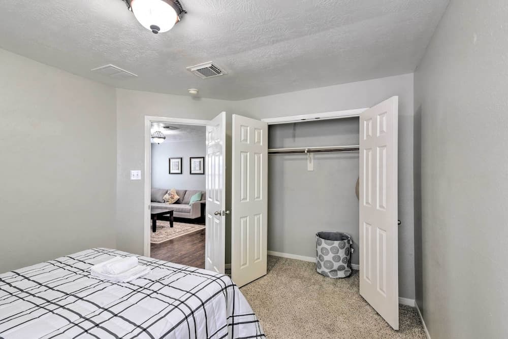 Spacious & Central Katy Retreat: 27 Mi to Houston!