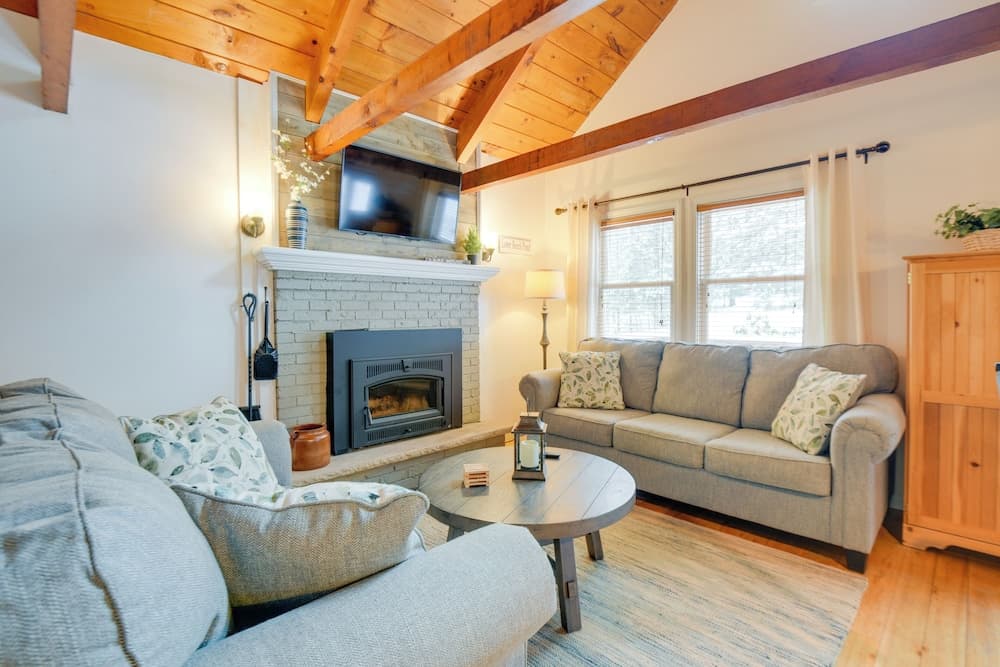 Cozy Tuftonboro Home w/ Deck - Walk to Beaches!