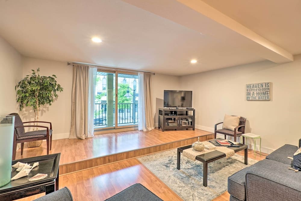 Cute Grand Haven Apartment: Walk Downtown Streets!