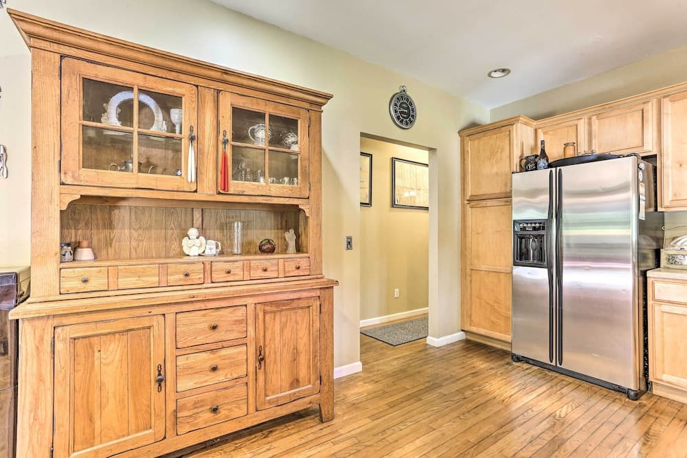 Pet-friendly Grand Pine Bush Retreat on 2 Acres!