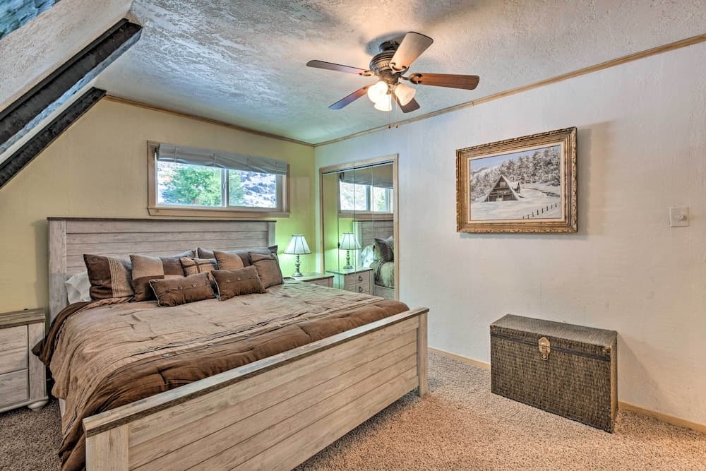 Family-friendly Red River Retreat w/ Deck!