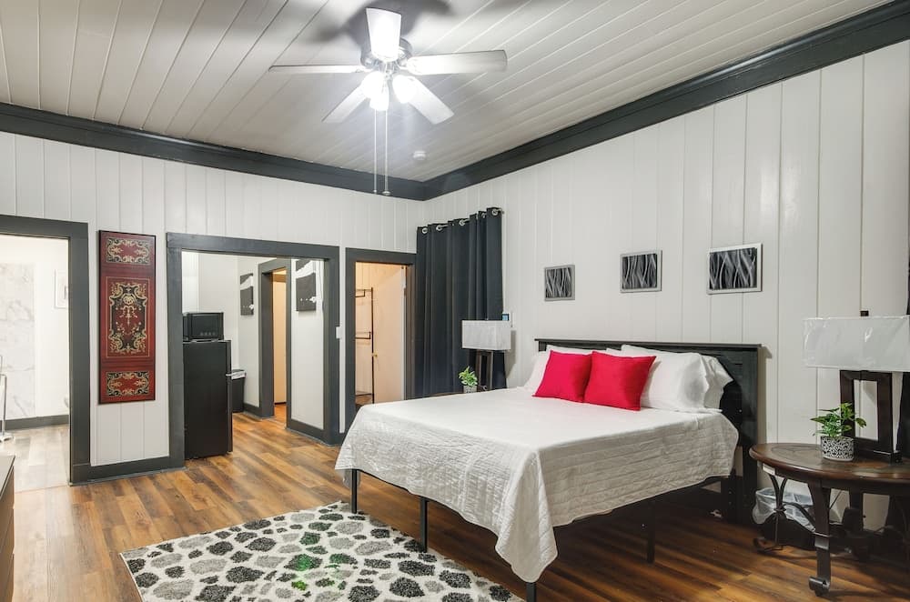 Modern Greenwood Studio < 1 Mi to Downtown!