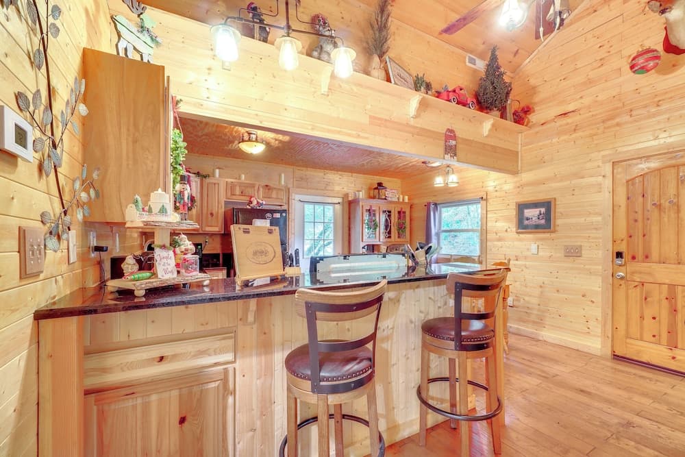 'just Fur Relaxin' Sevierville Cabin w/ Hot Tub!