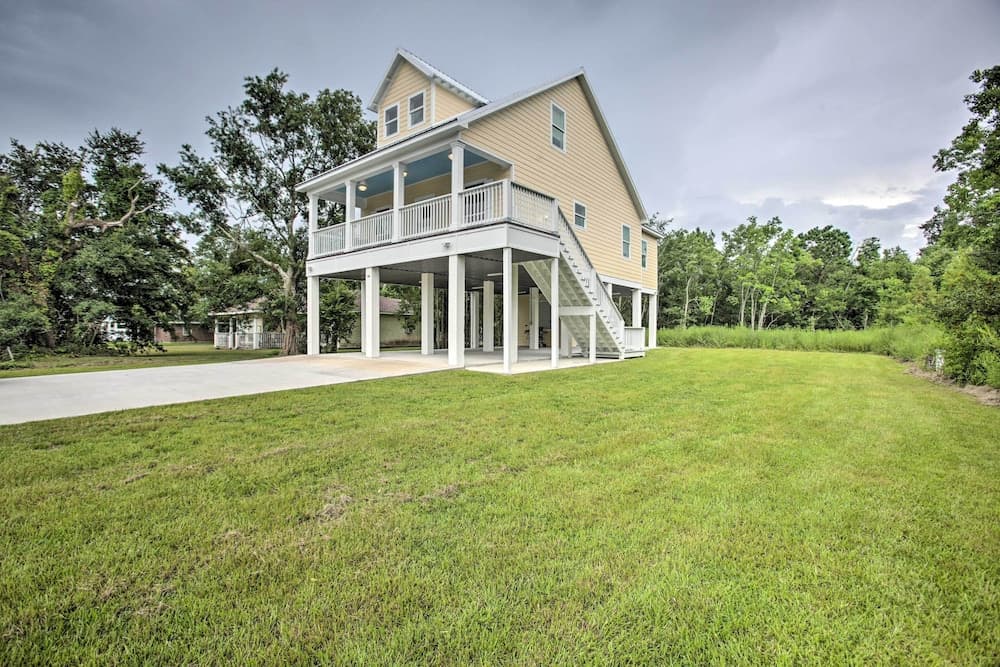 Modern Waveland Home w/ Deck, Walk to Beach!