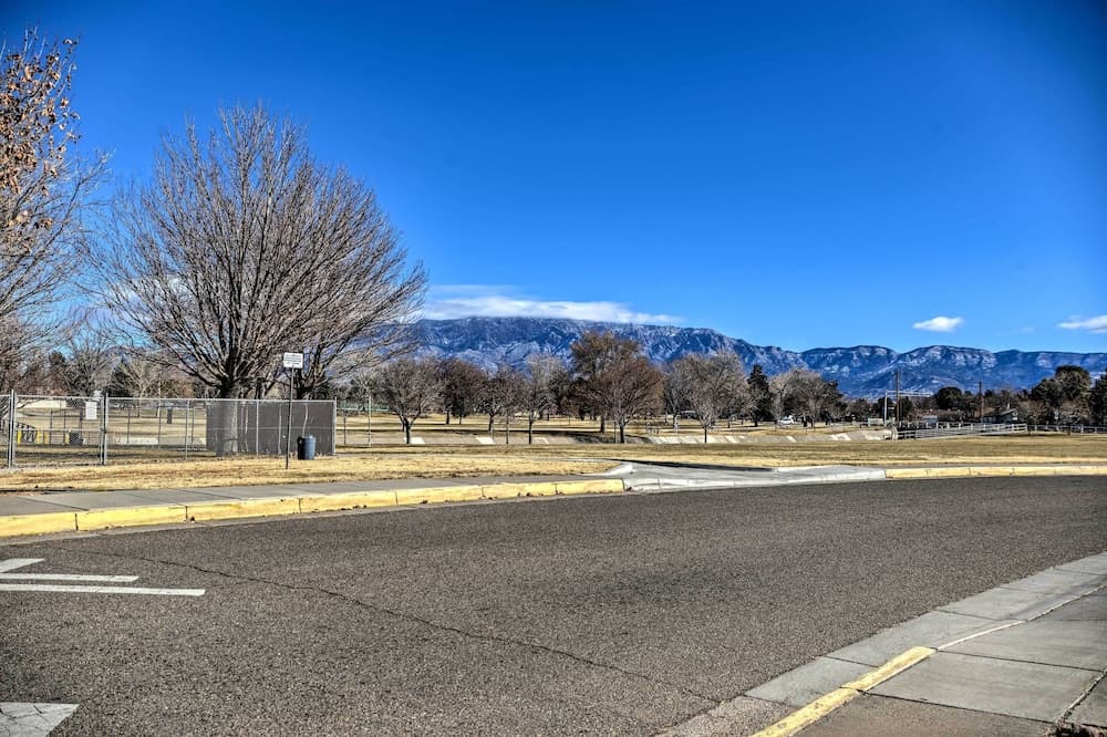 Vibrant ABQ Adobe Den: Mtn Views, Walk to Park!