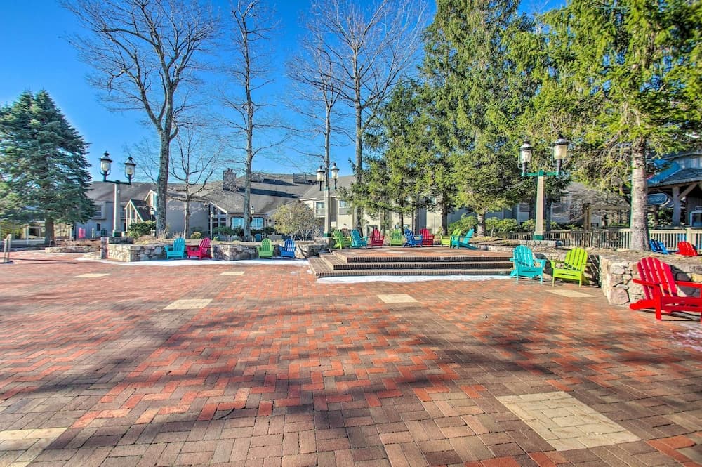 Snug Wintergreen Resort Studio: Ski In & Out!