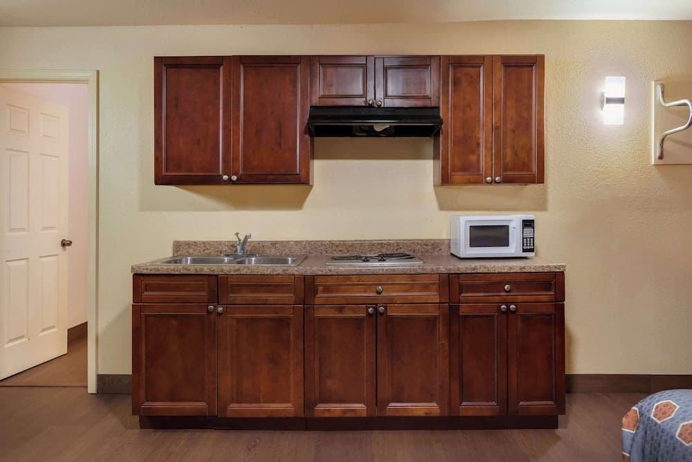 Rodeway Inn & Suites New Orleans East