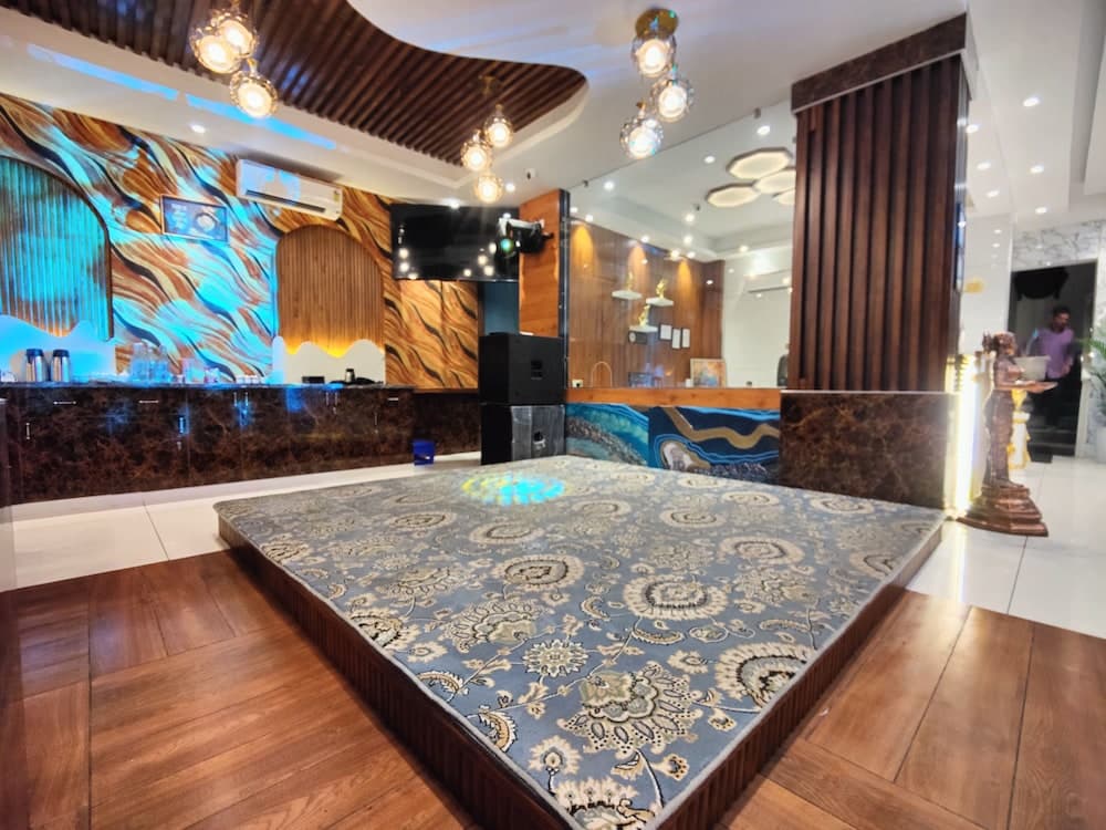 Hotel Mandi Heights - Bar, Fine Dining & Banquet Hall