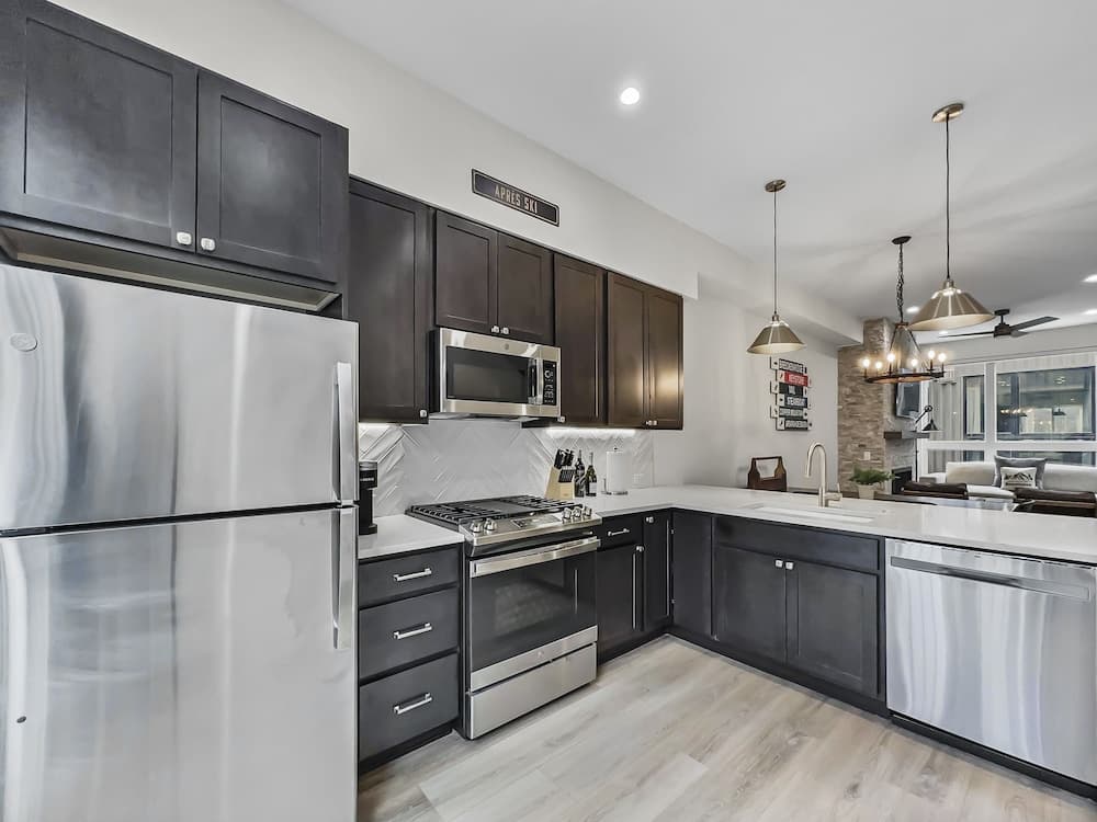 58b 2br 3ba 2 Bedroom Townhouse by RedAwning