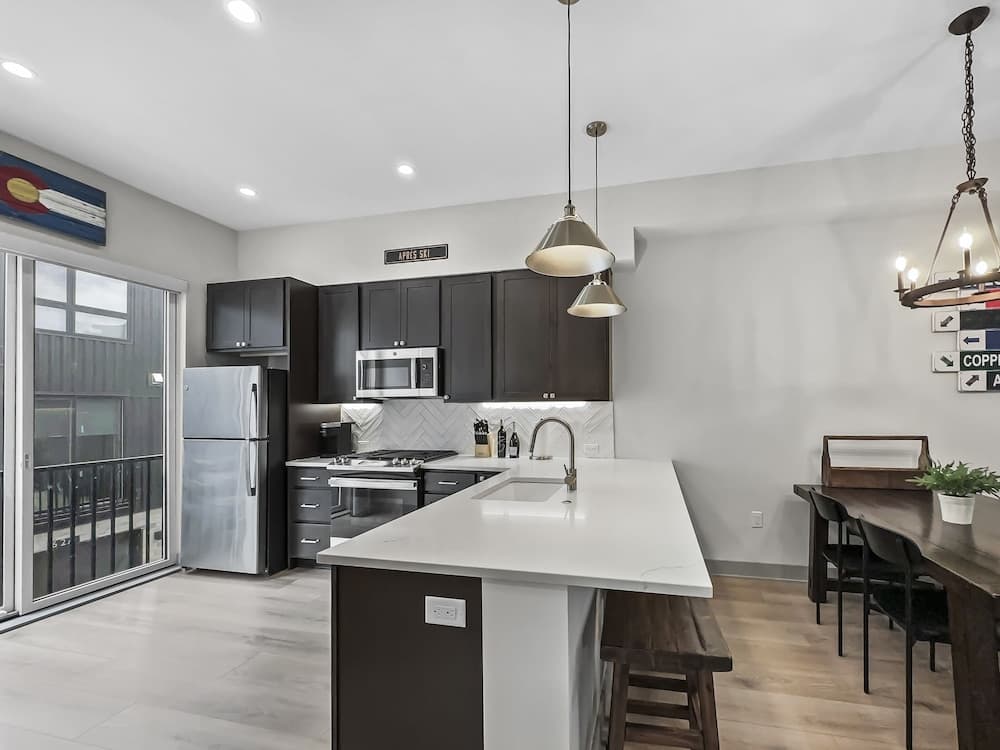 58b 2br 3ba 2 Bedroom Townhouse by RedAwning