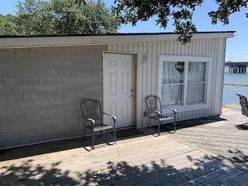The Boat House - Water Front, Wifi, Pet Friendly 1 Bedroom Home by Redawning