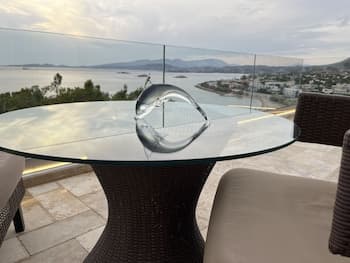 Luxurious 2-bed Sea-side Apartment in Saronida