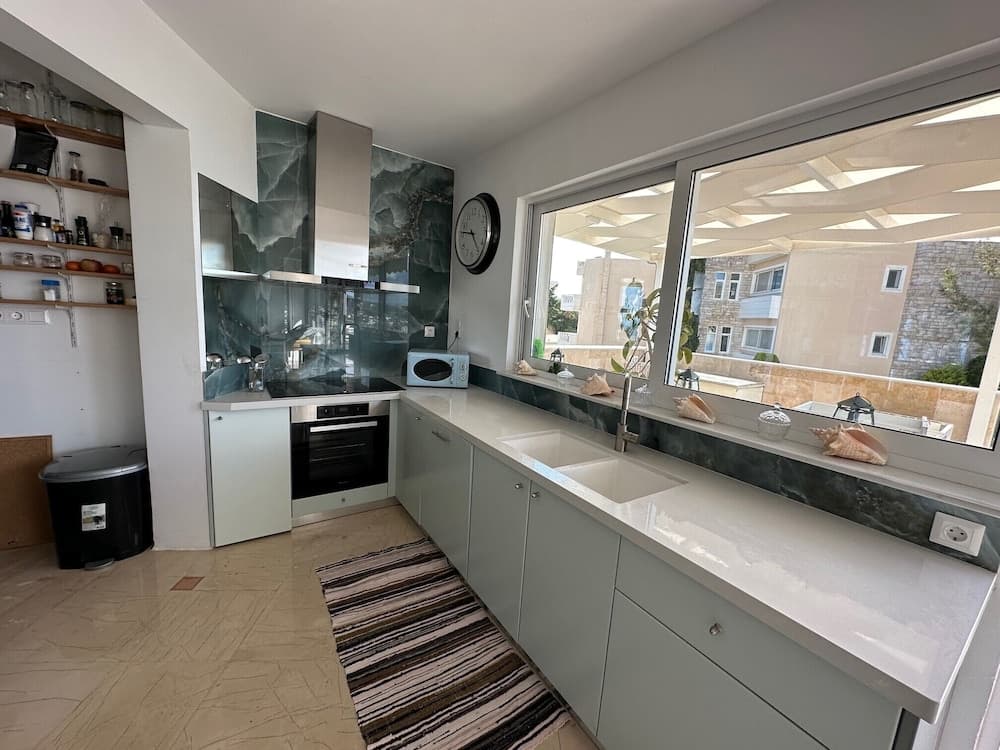 Luxurious 2-bed Seaside Apartment in Saronida