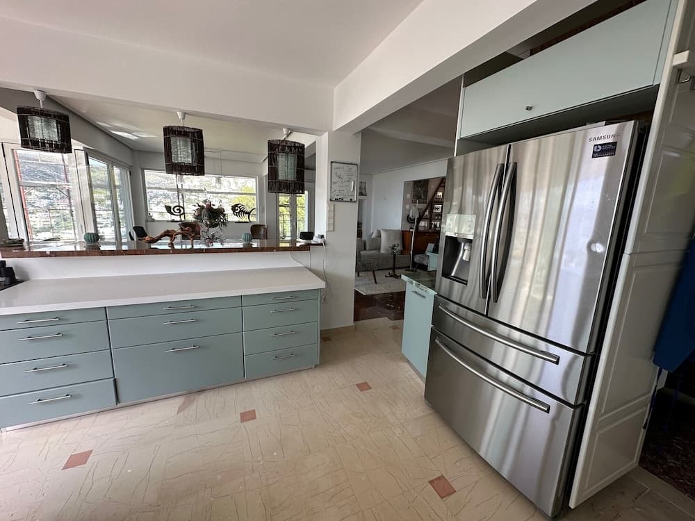 Luxurious 2-bed Seaside Apartment in Saronida