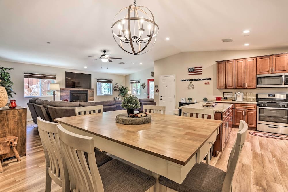 Half-mi to Bear Mtn Ski Resort: Cabin w/ Hot Tub