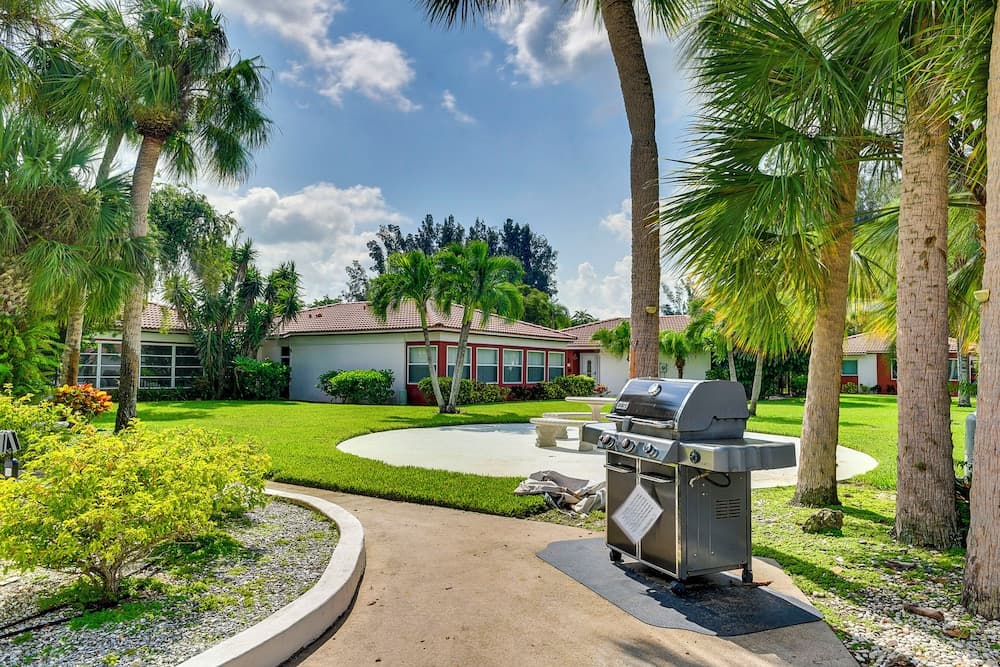 Tropical Sarasota Condo < 1 Mile to Beach!