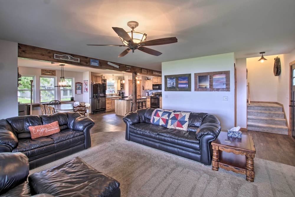 Bright Shawano Lake Oasis - Walk to Boat Launch!