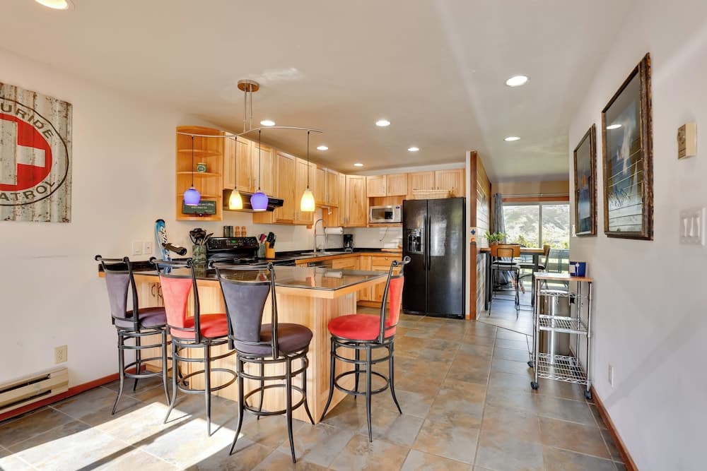 4 Mi to Marina: Family Townhome in Silverthorne!