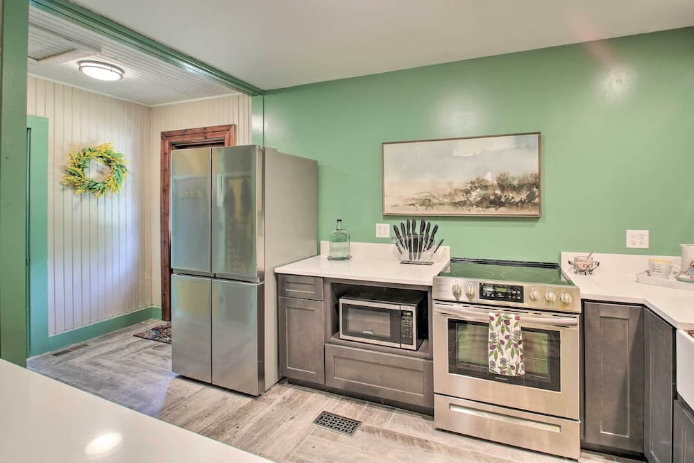 2 Mi to Central Ave: Quaint Hot Springs Home!