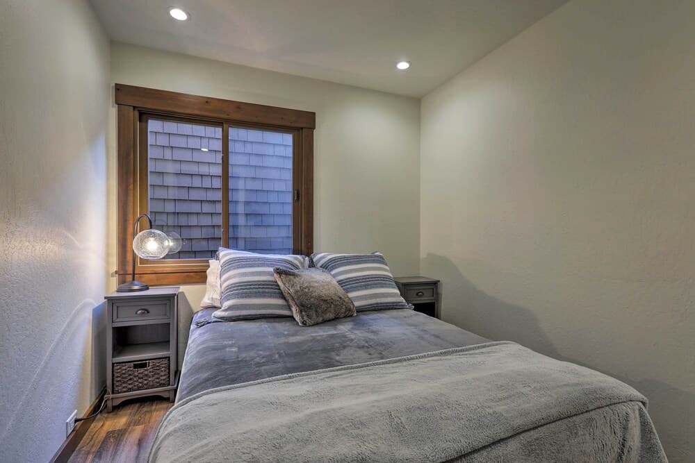 Walk to Ski Shuttle: Truckee Condo w/ Hot Tub