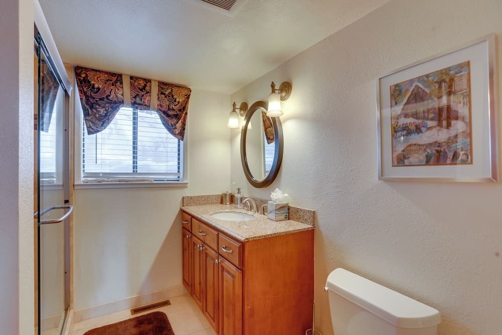 Rustic Truckee Cabin w/ Donner Lake Views!