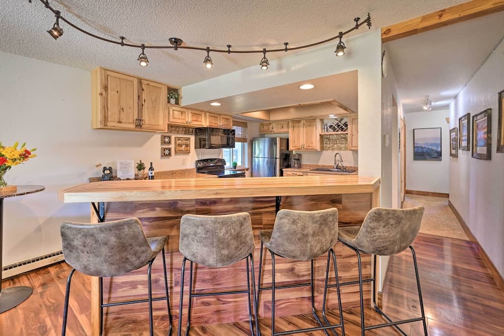 Cozy & Chic Mountain Condo w/ Community Perks