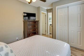 Bella Vista Townhome w/ Deck Near Back 40 Trails!