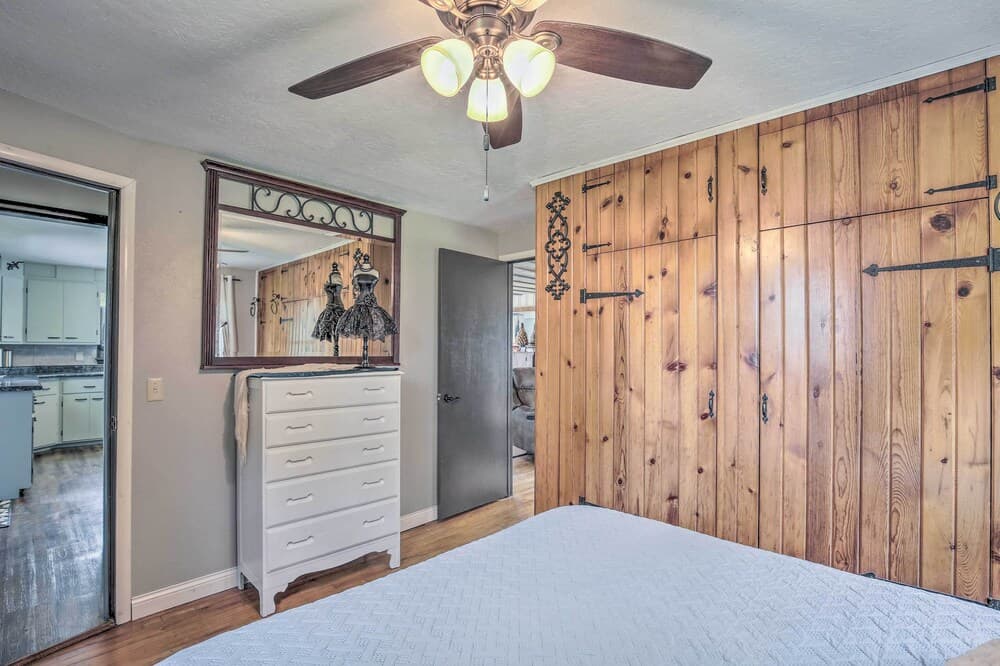 Eclectic Ladysmith Hideaway: Hike and Hunt!