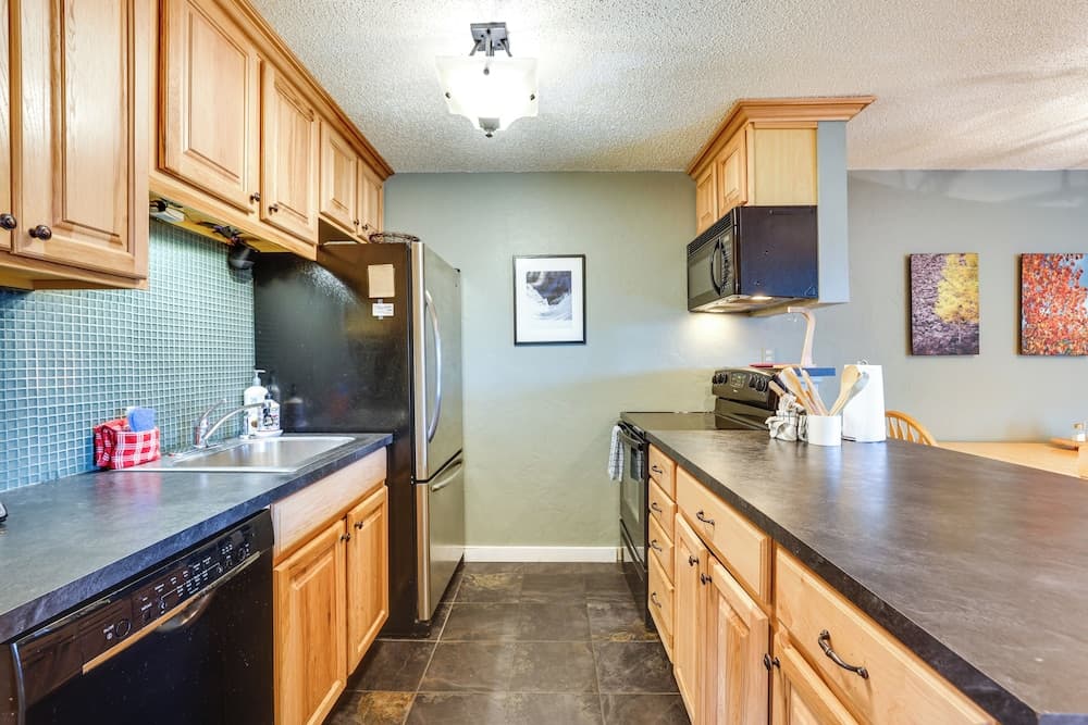 Silverthorne Condo w/ Lake Views: 10 Mi to Skiing!