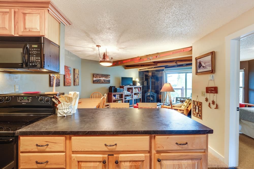 Silverthorne Condo w/ Lake Views: 10 Mi to Skiing!