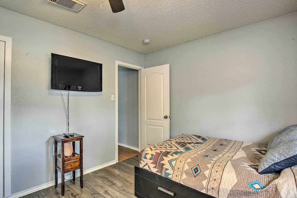 San Antonio Getaway ~ 18 Mi to Dtwn + Pool!