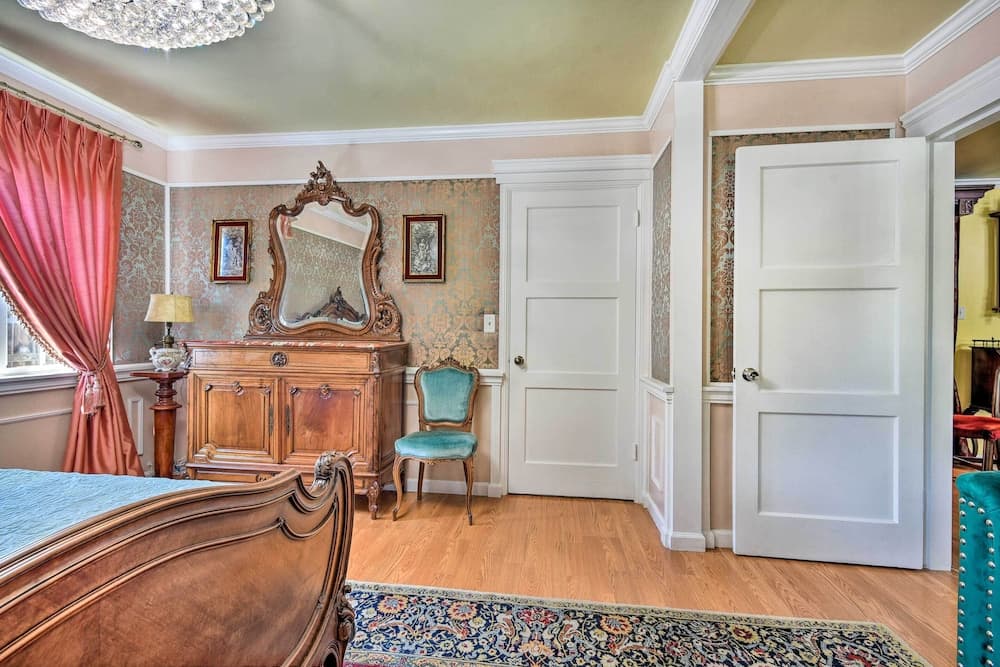 Romantic Pasadena Home w/ Covered Porch!