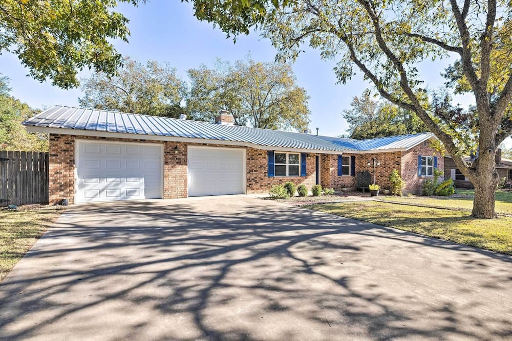 Updated 'blue Door Haus' ~ 1 Mi to Main St!