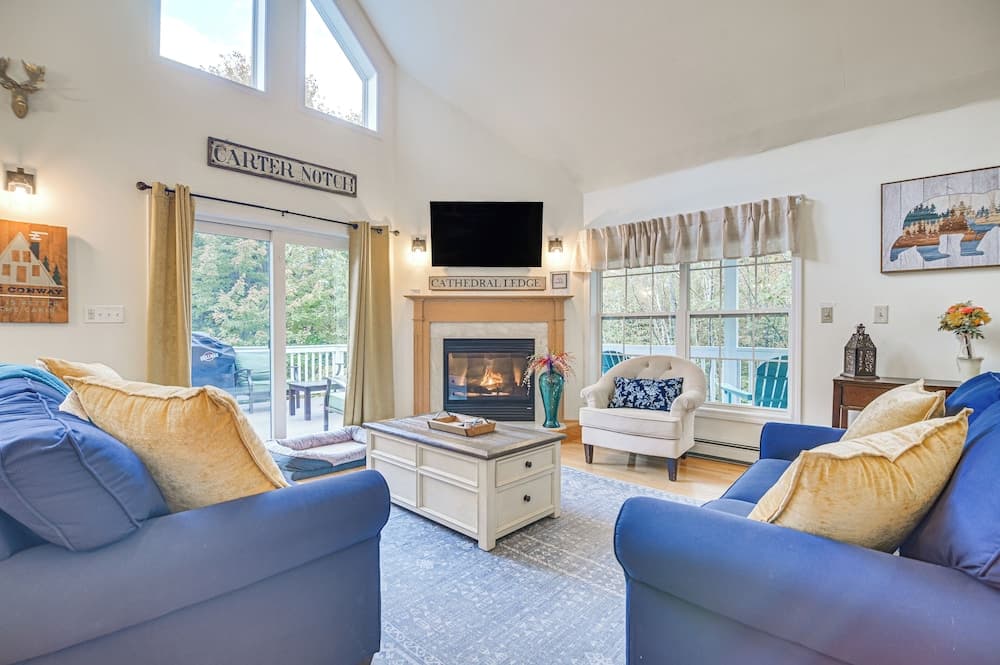 Family Ski Getaway w/ Hot Tub, Near Cranmore!