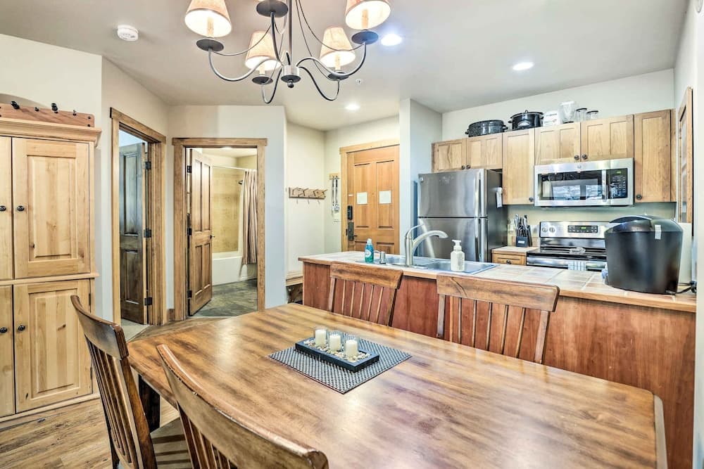 Cozy Red Hawk Lodge Condo: Walk to River Run!