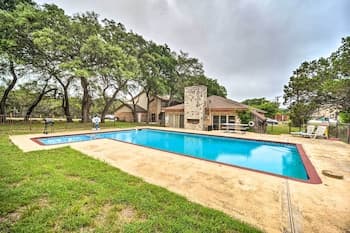 Family-friendly Townhome, 2 Mi to Canyon Lake