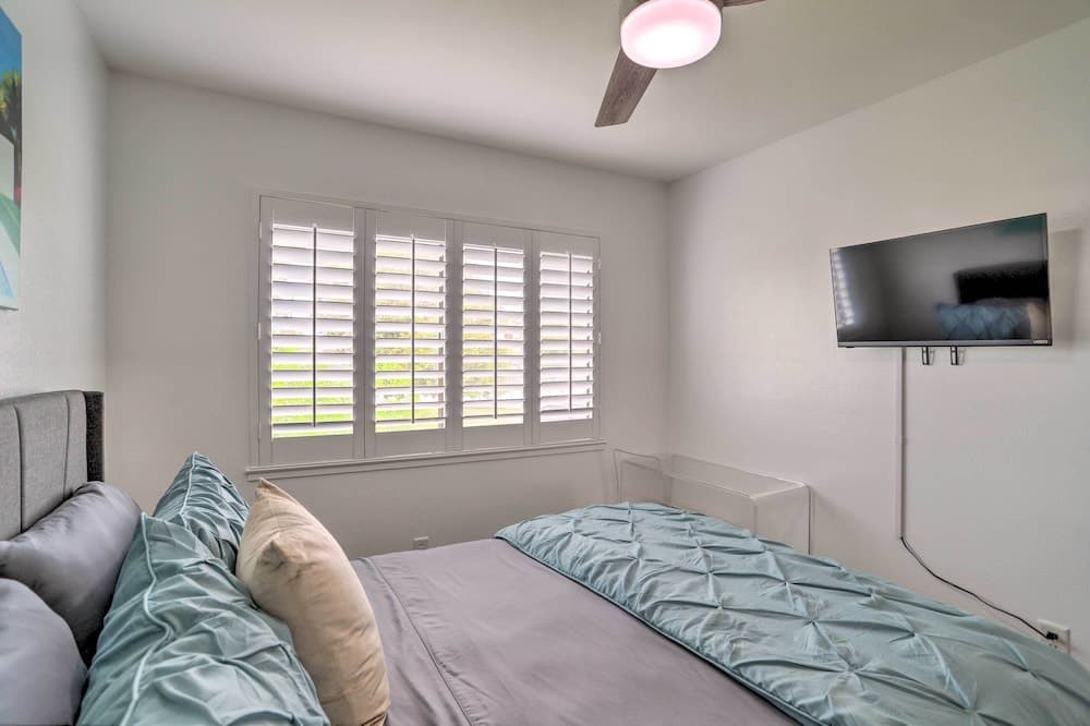 Modern Palm Springs Townhome Near Golf Courses