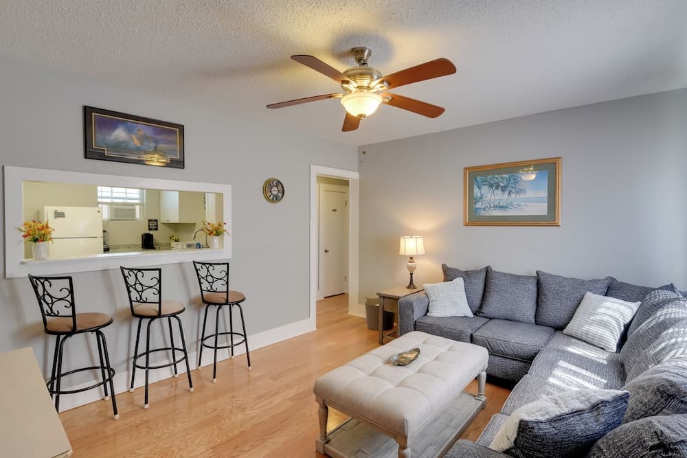 3 Mi to Dtwn Galveston: Beautiful Apt w/ Deck!