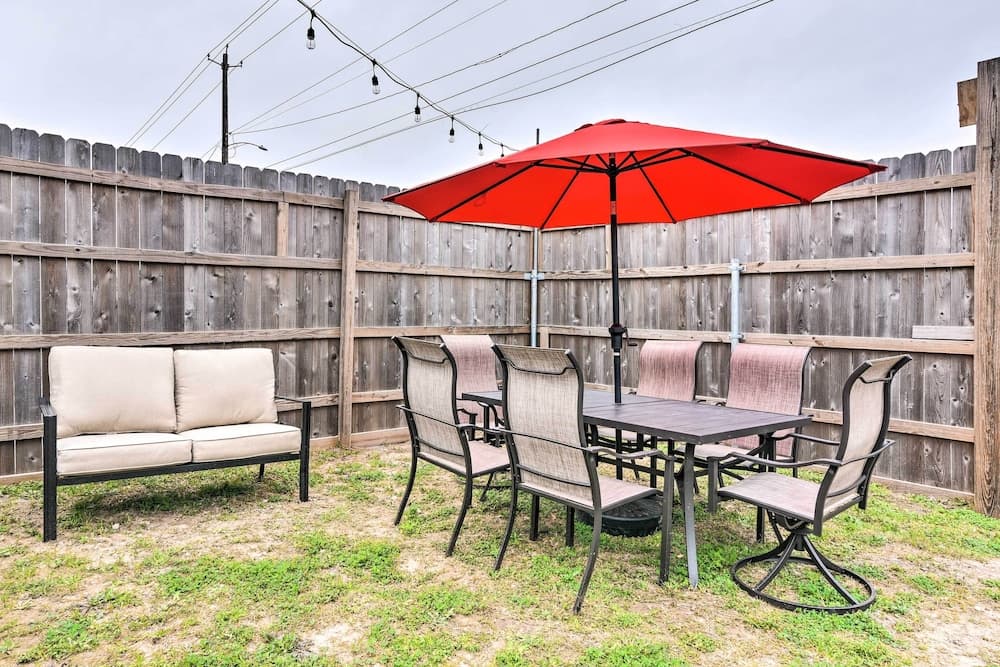 3 Mi to Dtwn Galveston: Beautiful Apt w/ Deck!