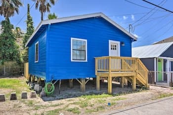 'blue Dolphin' Cottage - Walk to Seawall!