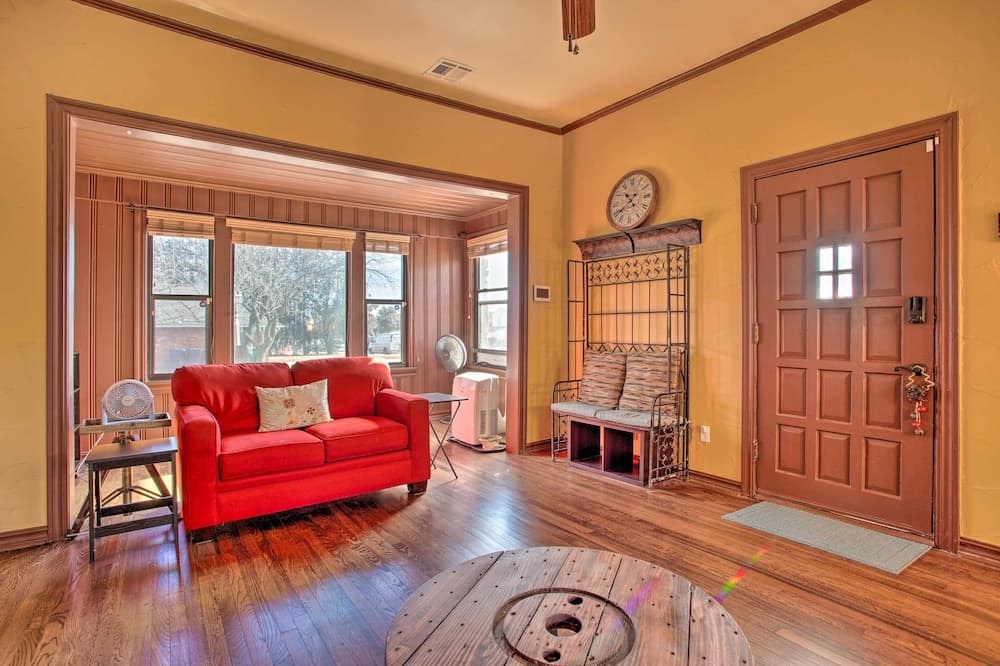 Pet-friendly OKC Home w/ Yard ~ 5 Mi to Dtwn!